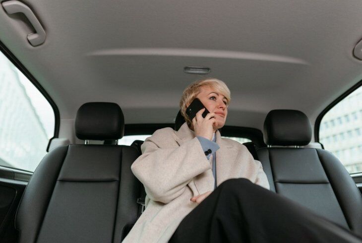 Transfer executivo sustentável: o que avaliar ao contratar carros elétricos ou híbridos