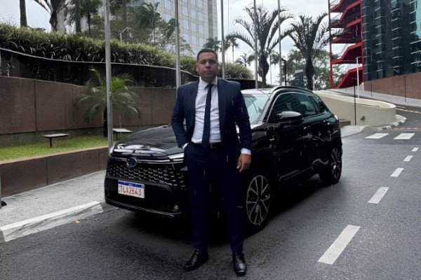 Duas garrafas de água dentro de um carro executivo